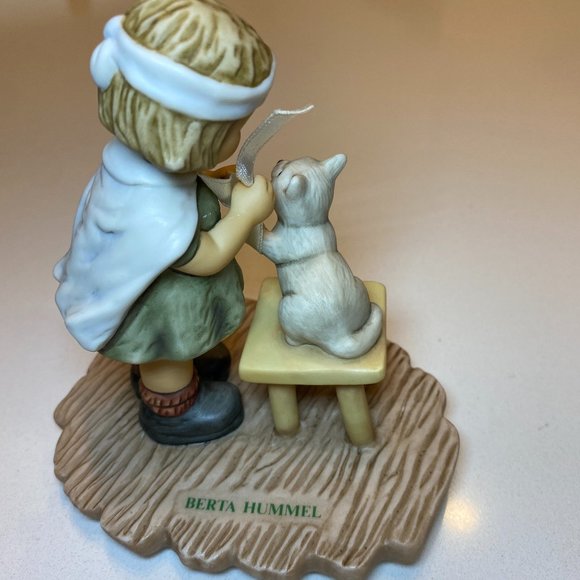 Vintage 1996 Goebel Berta Hummel Vet Figurine "Tender Loving Care" BH 25 - Picture 2 of 5
